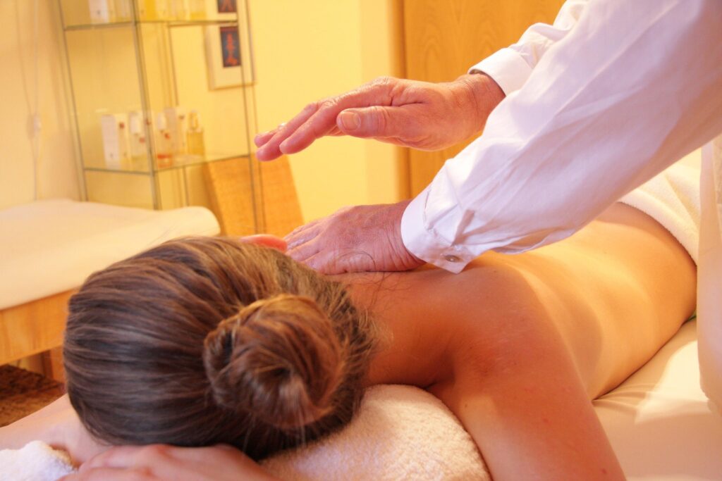 Shiatsu - masáž proti bolestem zad mezi lopatkami